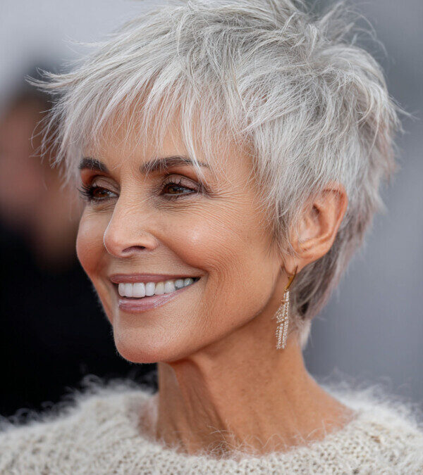 Coiffure courte femme 60 ans : idées tendances et conseils pour sublimer votre look