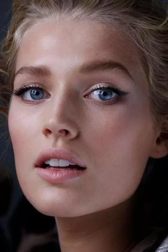 Look naturel maquillage yeux bleus