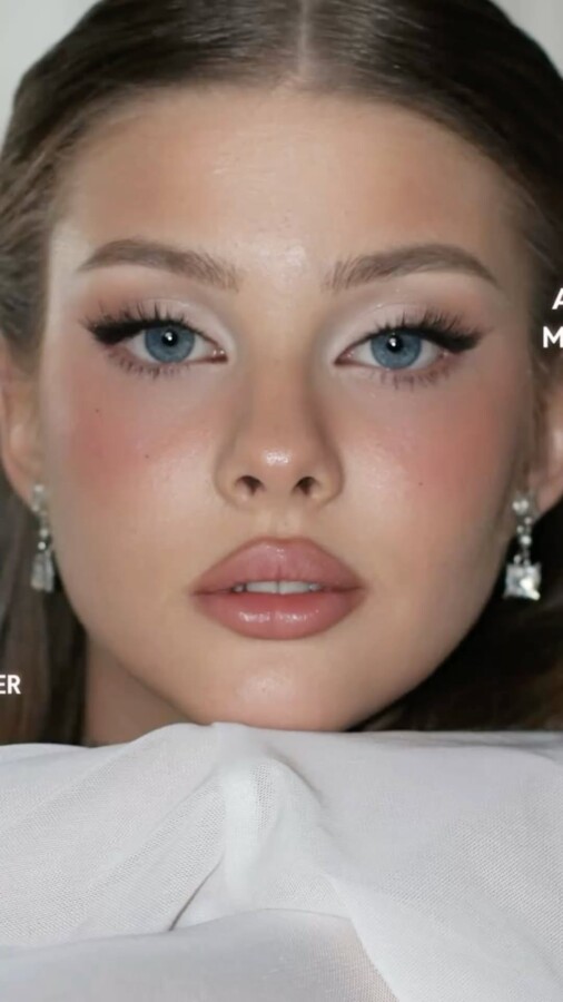 Look naturel maquillage yeux bleus