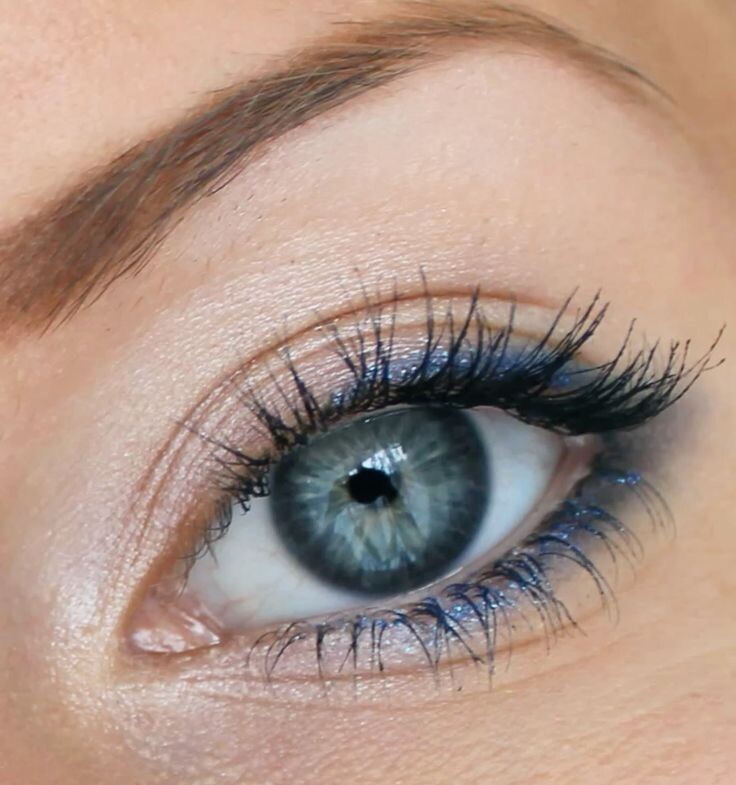Look naturel maquillage yeux bleus