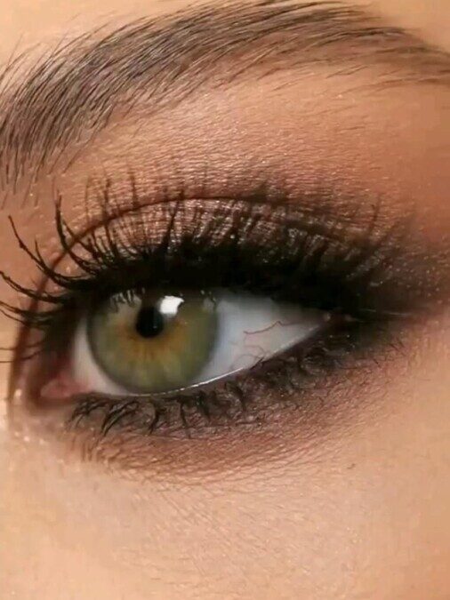 Maquillage naturel pour yeux verts : conseils pour un look subtil et élégant