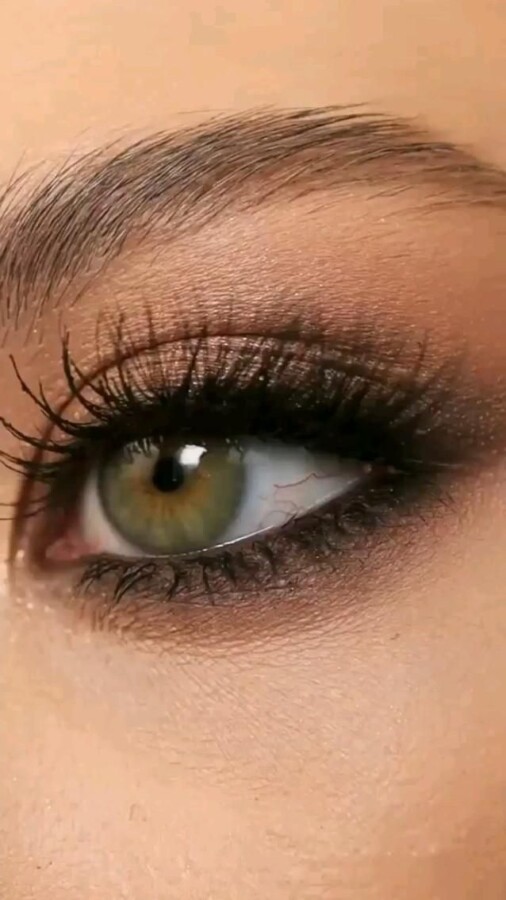Maquillage naturel pour yeux verts : conseils pour un look subtil et élégant